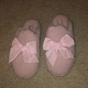 UGG! NEW!Pink bow slippers!